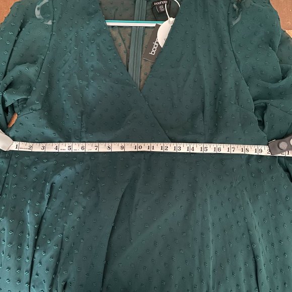 Elegant Green V-Neck Dress - Picture 9 of 10